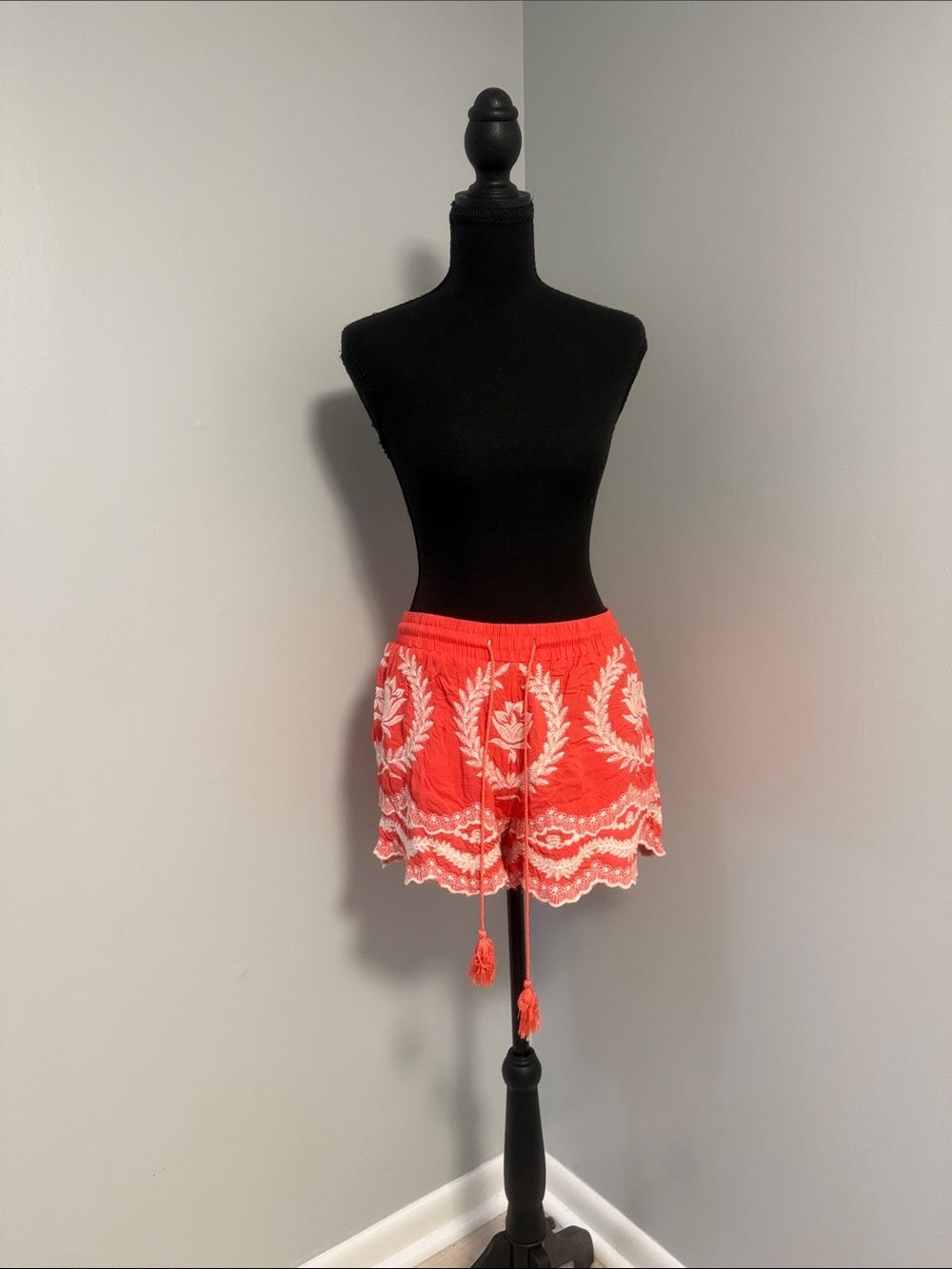Solitaire Coral Shorts with White Embroidery